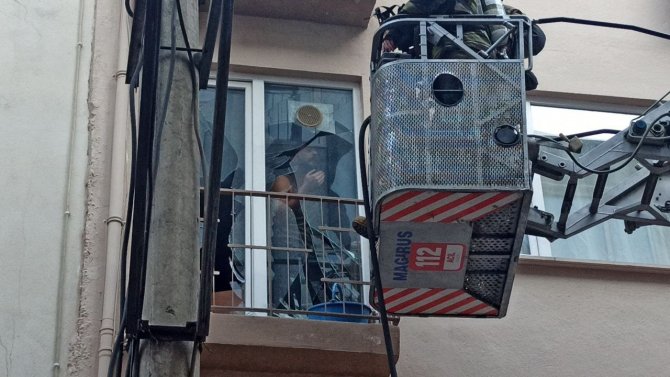 Evi yakıp kendisini içeriye kilitleyen genç adamı polis böyle kurtardı