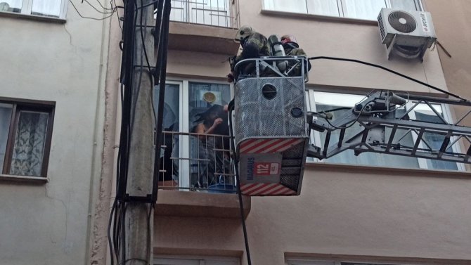 Evi yakıp kendisini içeriye kilitleyen genç adamı polis böyle kurtardı