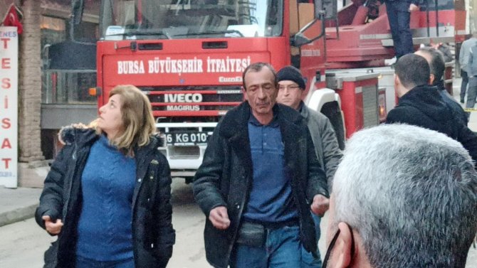 Evi yakıp kendisini içeriye kilitleyen genç adamı polis böyle kurtardı