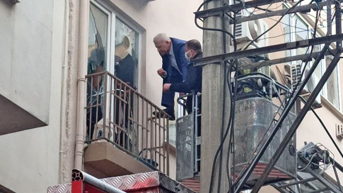 Evi yakıp kendisini içeriye kilitleyen genç adamı polis böyle kurtardı