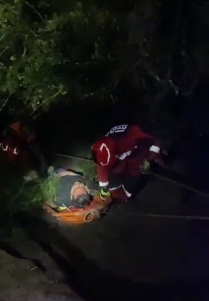 Uçuruma devrilen otomobildeki 4 kişi yaralandı