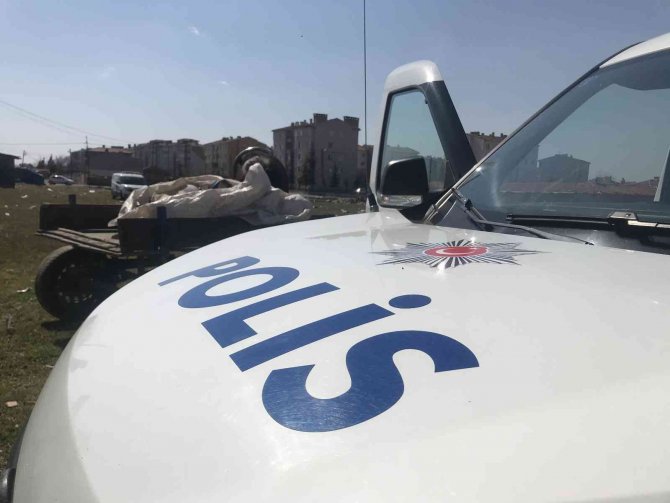 Hırsızlık şüphelileri at arabasını bırakıp kaçtı