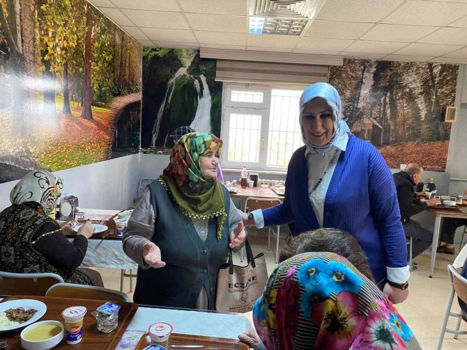 Huzurevi sakinleri misafirlerini ağırladı