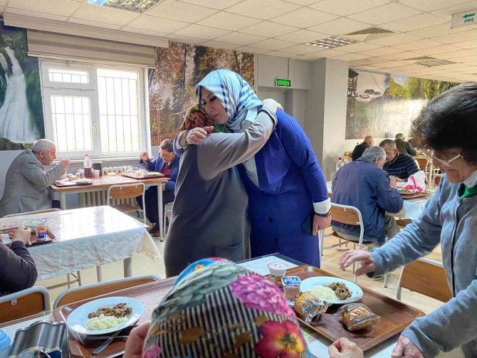 Huzurevi sakinleri misafirlerini ağırladı