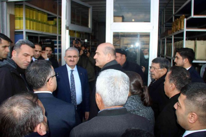 İçişleri Bakanı Soylu, Diyarbakır’da patlama alanında incelemelerde bulundu