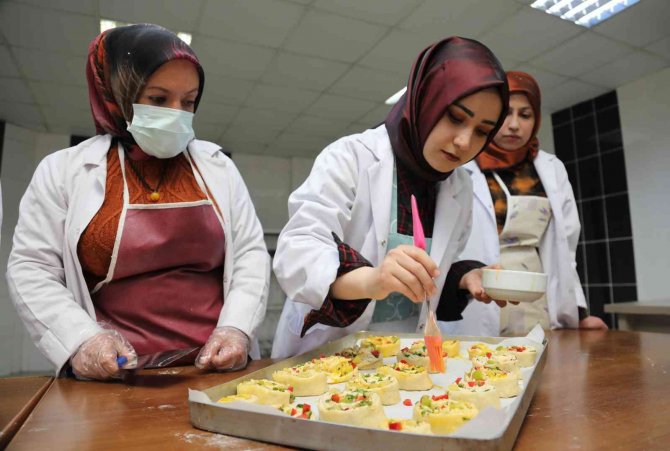 Kadınlardan pastacılık kursuna yoğun ilgi