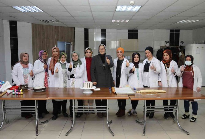 Kadınlardan pastacılık kursuna yoğun ilgi