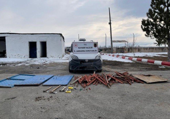 Kamu kurumlarından hırsızlık yapan 3 şahıs yakalandı