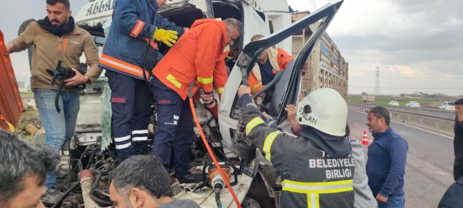 Karton gibi katlanan TIR’dan şoför yaralı kurtuldu