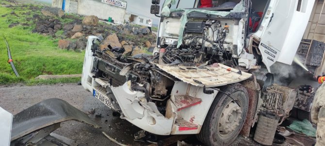 Karton gibi katlanan TIR’dan şoför yaralı kurtuldu