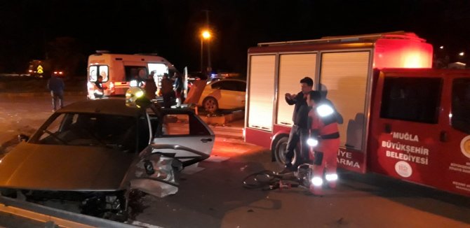 Kaza yapan otomobilde sıkışan sürücüyü itfaiye kurtardı