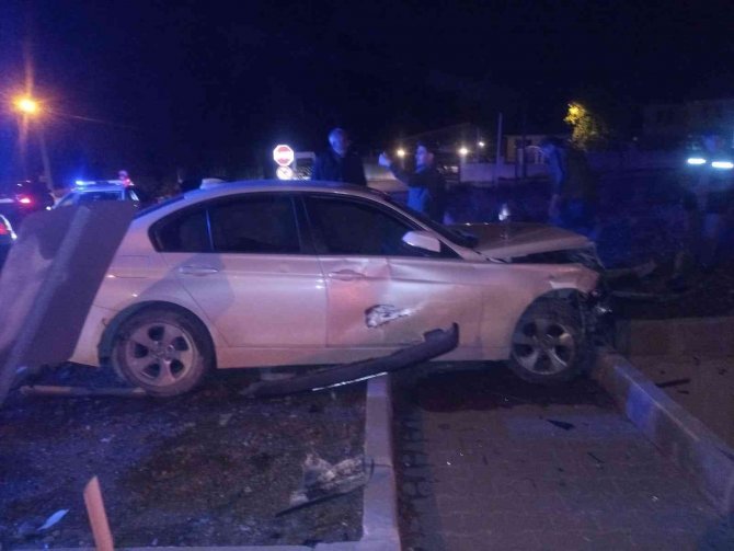 Kaza yapan otomobilde sıkışan sürücüyü itfaiye kurtardı