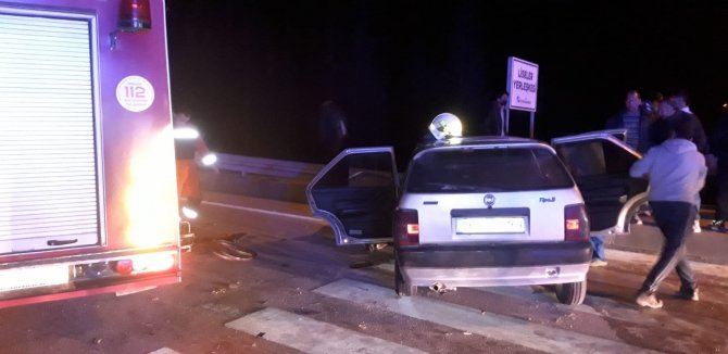 Kaza yapan otomobilde sıkışan sürücüyü itfaiye kurtardı