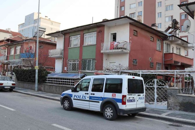Kirayı almaya geldi, kiracısını ölü buldu