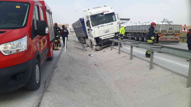 Konya'da kontrolden çıkan tır refüje çarptı: 1 yaralı