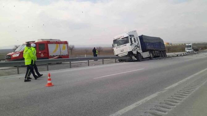 Konya'da kontrolden çıkan tır refüje çarptı: 1 yaralı