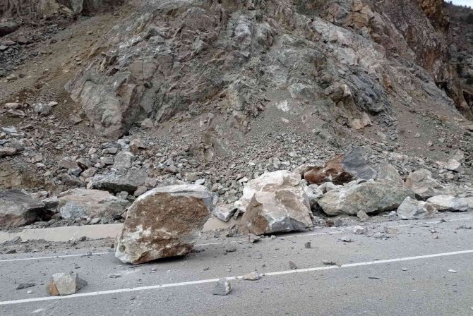 Köy minibüsünün üzerine kayalar düştü: 2 yaralı