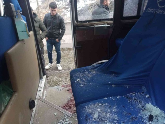 Köy minibüsünün üzerine kayalar düştü: 2 yaralı