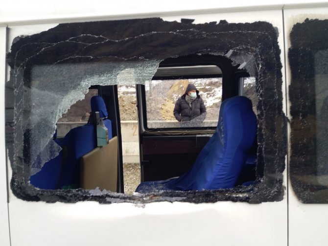 Köy minibüsünün üzerine kayalar düştü: 2 yaralı