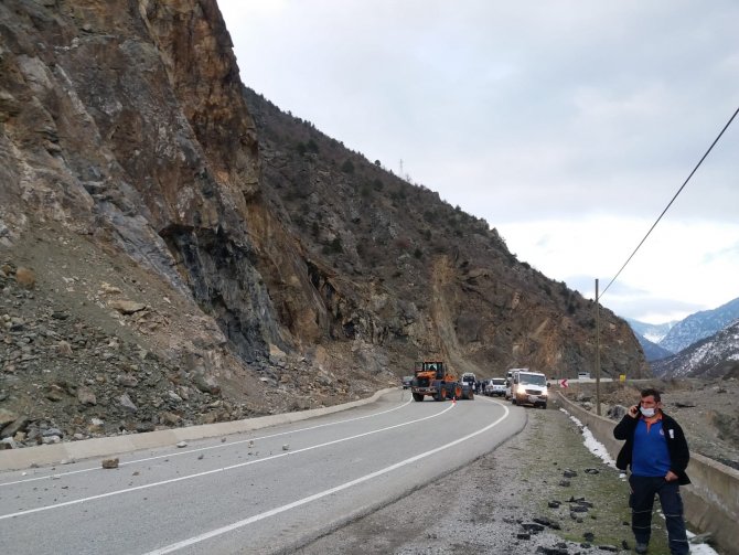 Köy minibüsünün üzerine kayalar düştü: 2 yaralı