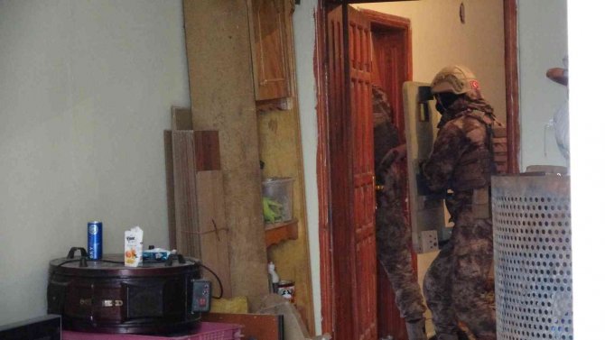 Kullanılmayan iş yerinde 30 kaçak göçmen yakalandı