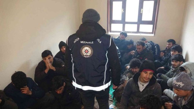 Kullanılmayan iş yerinde 30 kaçak göçmen yakalandı