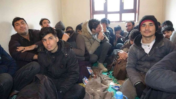 Kullanılmayan iş yerinde 30 kaçak göçmen yakalandı