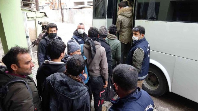 Kullanılmayan iş yerinde 30 kaçak göçmen yakalandı