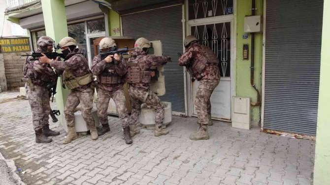 Kullanılmayan iş yerinde 30 kaçak göçmen yakalandı