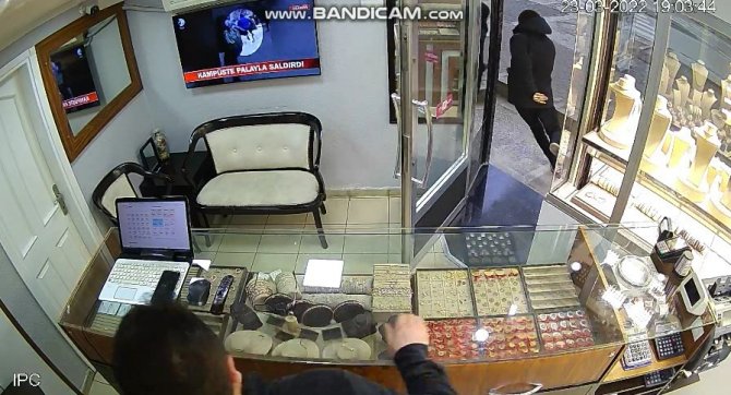 Kuyumcuyu soyan şüpheli saniye saniye görüntülendi