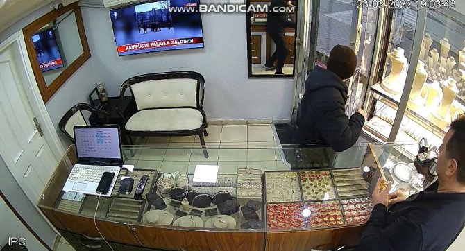 Kuyumcuyu soyan şüpheli saniye saniye görüntülendi