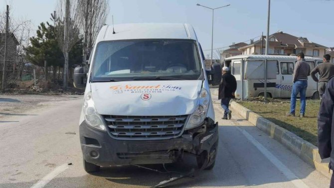 Öğrenci servisi ile minibüs çarpıştı: 4 yaralı