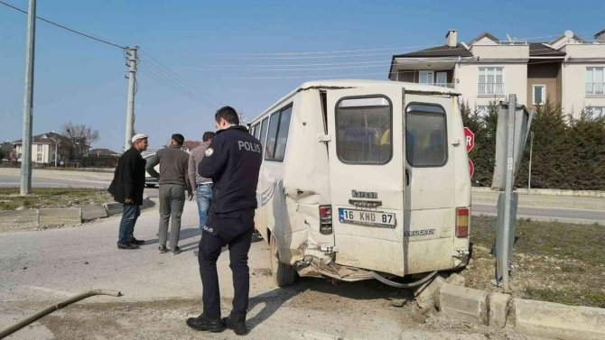 Öğrenci servisi ile minibüs çarpıştı: 4 yaralı