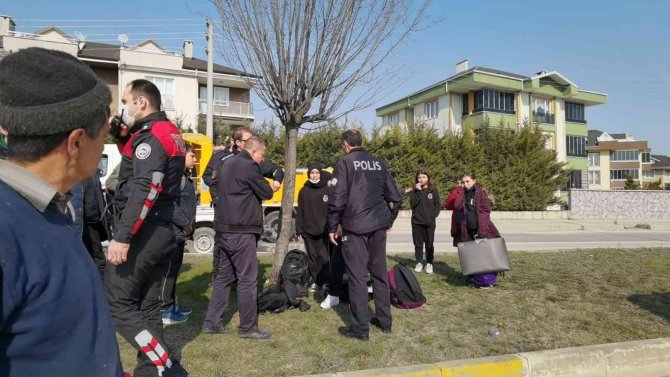 Öğrenci servisi ile minibüs çarpıştı: 4 yaralı