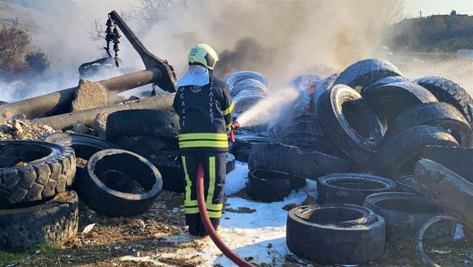 Onlarca iş makinesi lastiği alev alev yandı