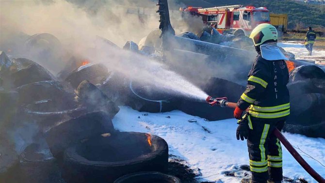 Onlarca iş makinesi lastiği alev alev yandı
