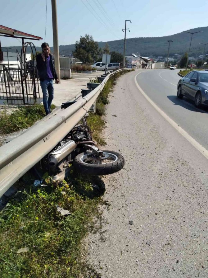 Otomobille çarpışan motosikletli yaralandı, kaza anı kameraya yansıdı