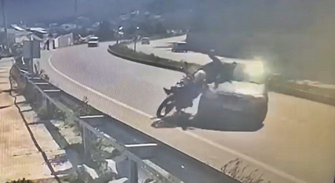 Otomobille çarpışan motosikletli yaralandı, kaza anı kameraya yansıdı