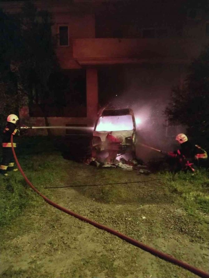 Park halindeki araç alev alev yandı!