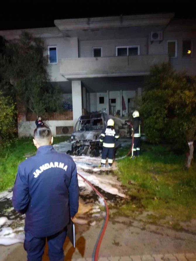 Park halindeki araç alev alev yandı!