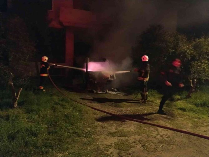 Park halindeki araç alev alev yandı!
