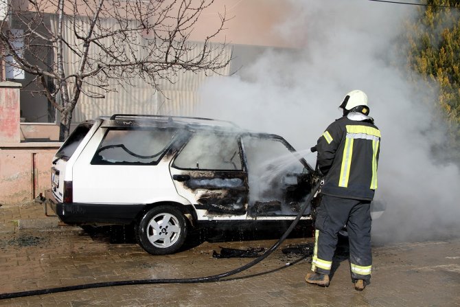 Park halindeki otomobil alev alev yandı
