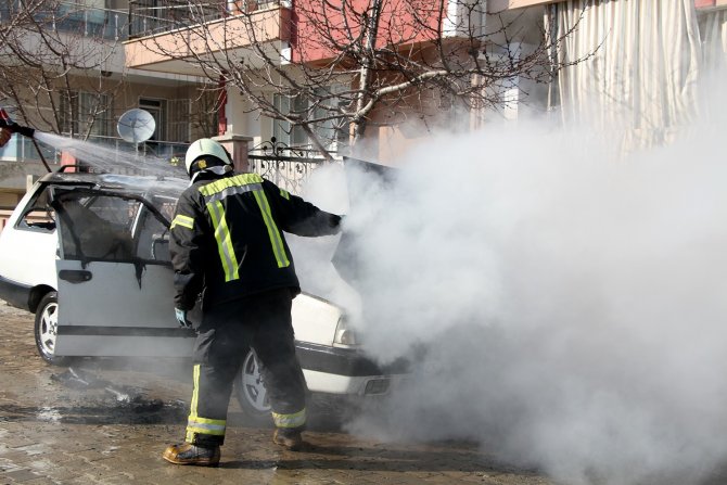 Park halindeki otomobil alev alev yandı