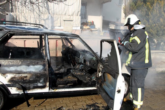 Park halindeki otomobil alev alev yandı