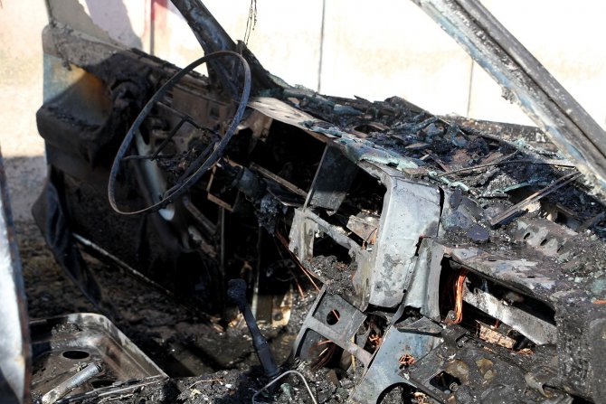 Park halindeki otomobil alev alev yandı