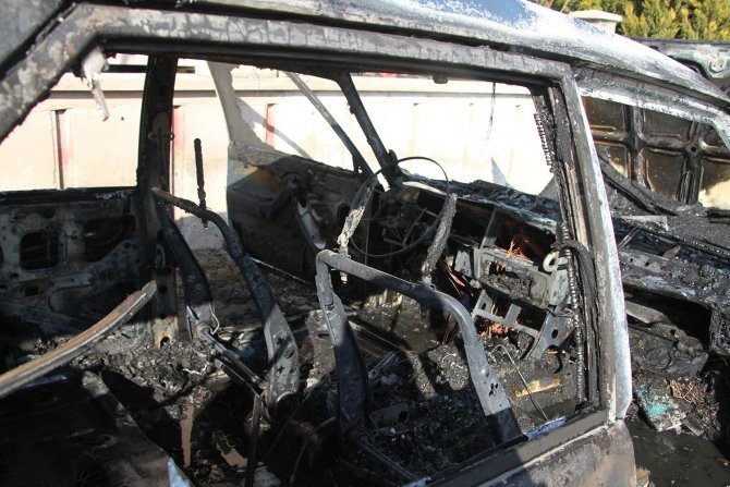 Park halindeki otomobil alev alev yandı