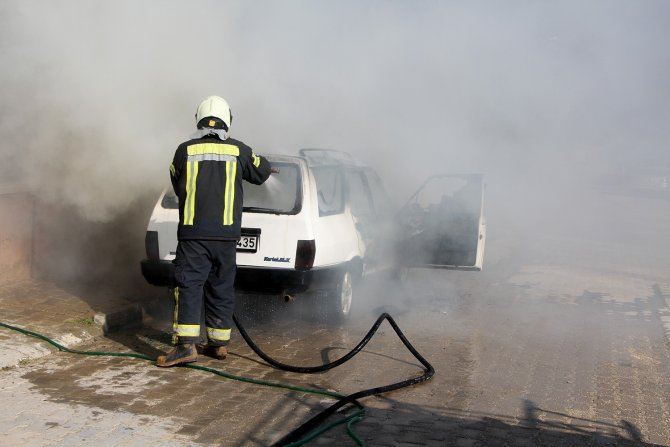 Park halindeki otomobil alev alev yandı