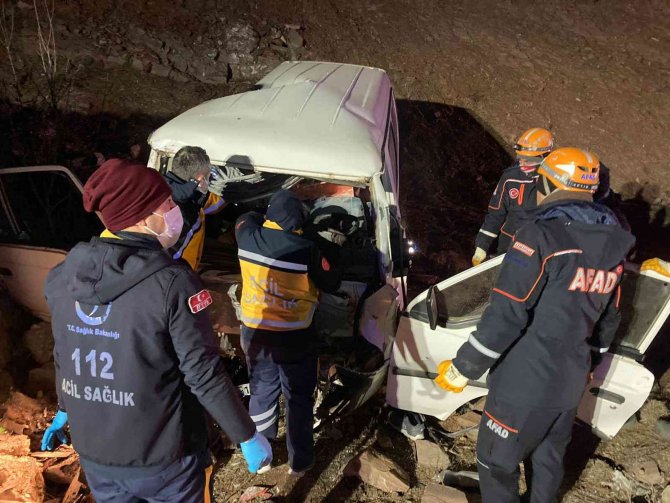 Şarampole devrilen minibüste 1 kişi öldü, 2 kişi ağır yaralandı