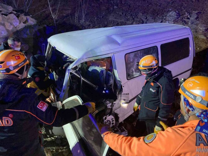 Şarampole devrilen minibüste 1 kişi öldü, 2 kişi ağır yaralandı