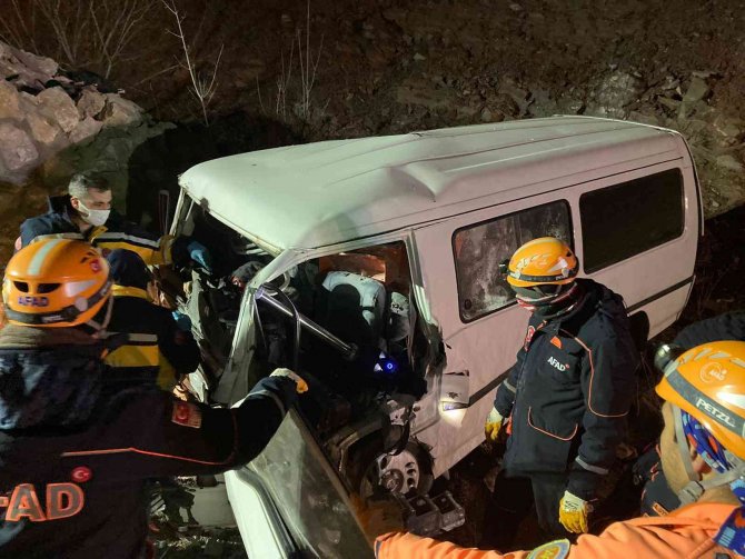 Şarampole devrilen minibüste 1 kişi öldü, 2 kişi ağır yaralandı